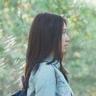 妈妈穿西装参加孩子成人礼送花
